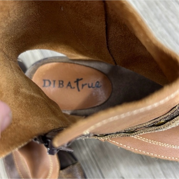 Stylish Brown Leather Sandals with Ankle Strap - Picture 10 of 10